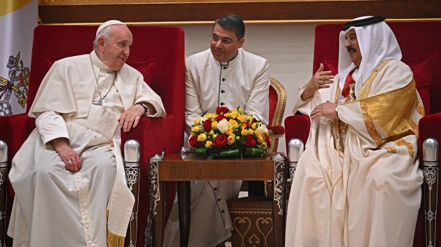 Pope-Francis-speaks-with-Bahrains-King-Hamad-bin-Isa-al-Khalifa-AFP
