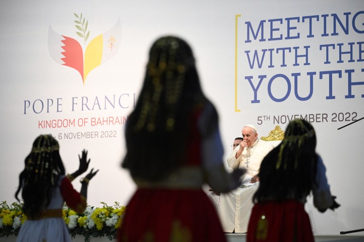 papież Franciszek ogląda taniec w wykonaniu młodzieży ze Szkoły Najświętszego Serca
