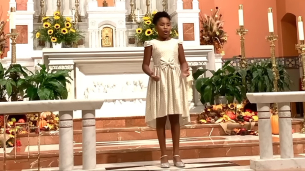 10-letnia dziewczynka śpiewaczka operowa śpiewa Ave Maria na ołtarzu