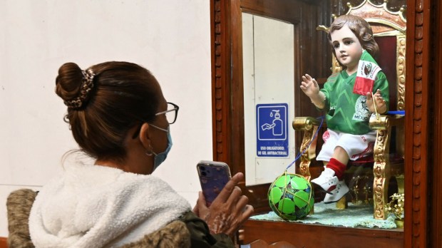 figura Dzieciątka Jezus w stroju piłkarskiej reprezentacji Meksyku