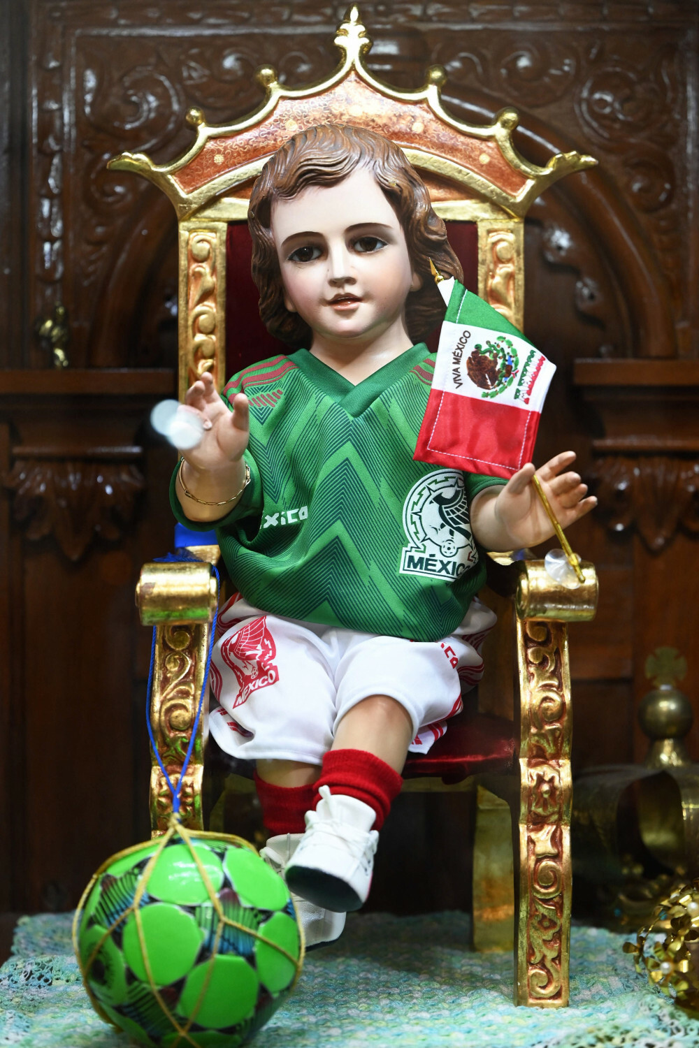 figura Dzieciątka Jezus w stroju piłkarskiej reprezentacji Meksyku