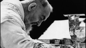 Święty ojciec Pio podczas Eucharystii