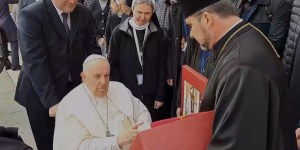 Ukraińscy mnisi i mniszki podarowali papieżowi ornaty. Zawierają one wymowny symbol&#8230;