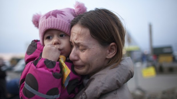 Ukrainka uciekająca przed wojną płacze po przekroczeniu granicy z Polską