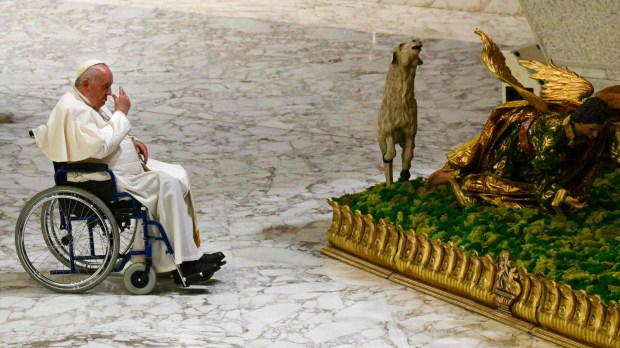 Papież Franciszek na wózku przed szopka na pl. św. Piotra