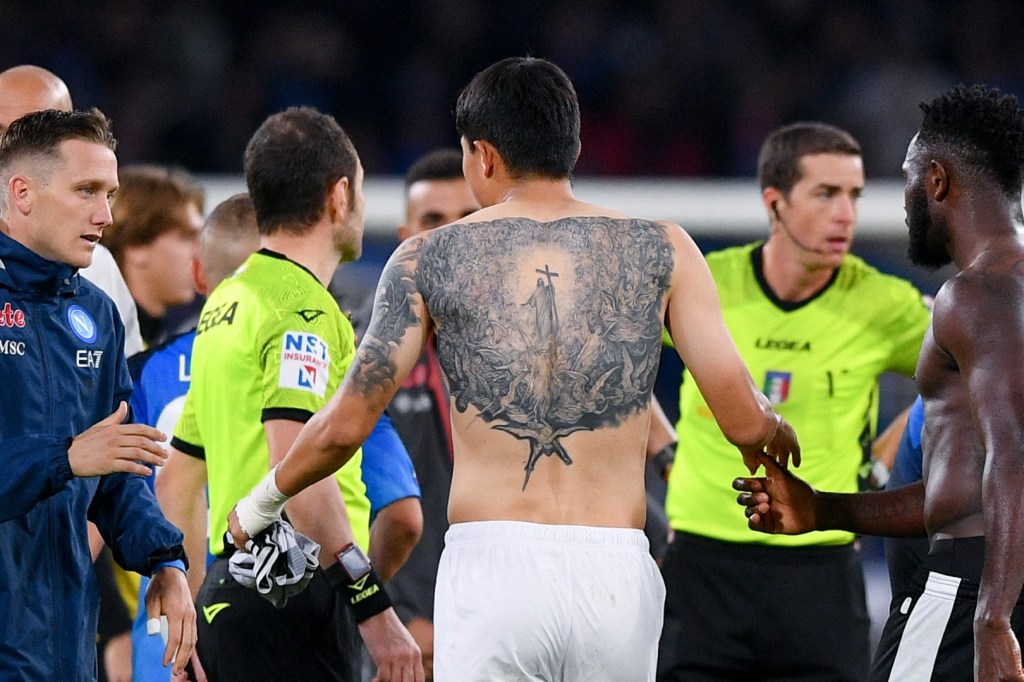 Piłkarz Korei Południowej Kim Min Jae pokazał tatuaż z triumfującym Jezusem