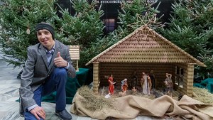 Przemysław Kozłowski, niepełnosprawny artysta tworzy bożonarodzeniowe szopki z zapałek