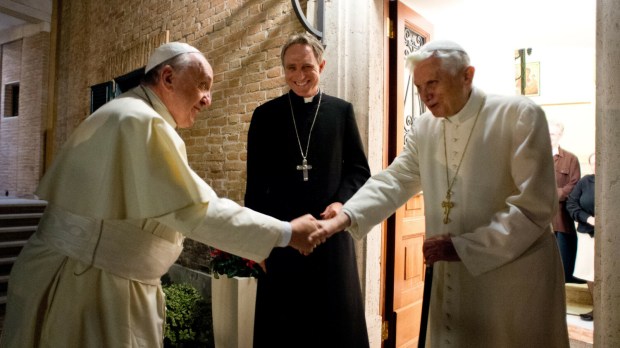 Franciszek, Benedykt XVI i kard. Georg Ganswein