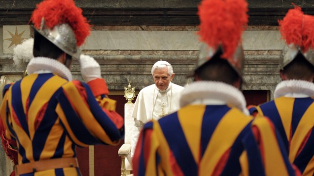 Papież Benedykt XVI wśród gwardzistów szwajcarskich
