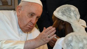 Papież pociesza jedną z kobiet podczas spotkania z ofiarami wojny w Kinszasie w DR Konga. Papież Franciszek odwiedził podczas pielgrzymki także Sudan Południowy