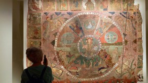 Zwiedzająca ogląda Gobelin Stworzenia w Muzeum Katedralnym w Gironie w Hiszpanii