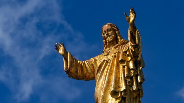 figura Chrystusa przed sanktuarium w Fatimie