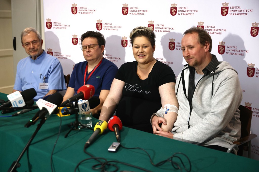 Rodzice pięcioraczków urodzonych w Krakowie wraz z lekarzami ze Szpitala Uniwersyteckiego