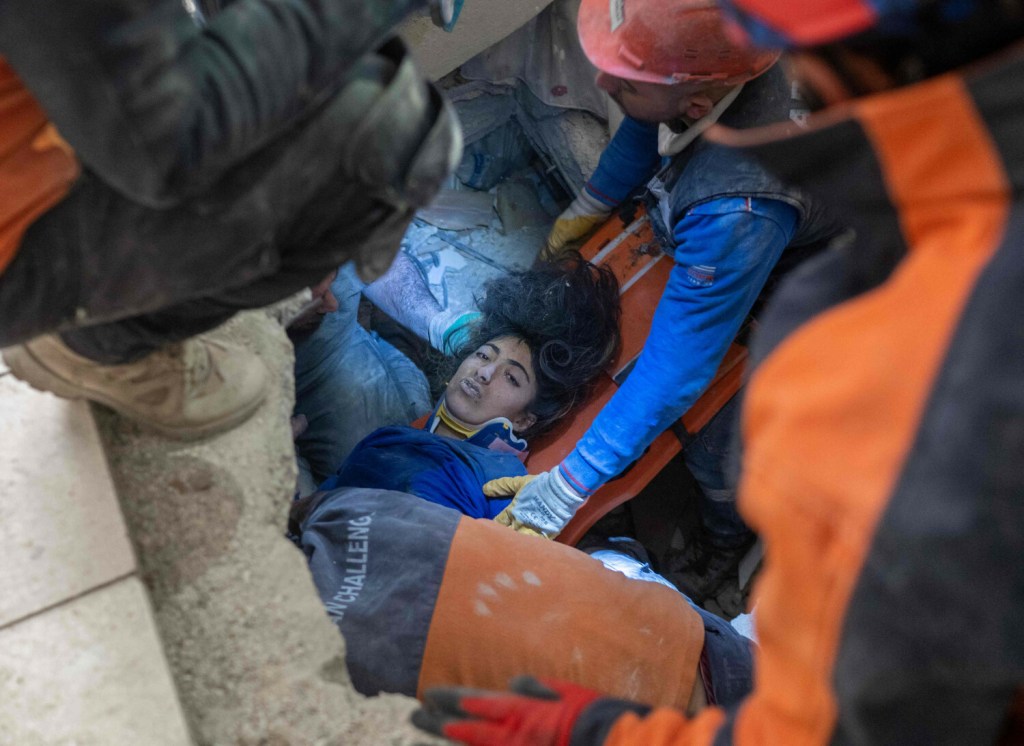 ratownicy w Turcji uratowali 6-osobową rodzinę