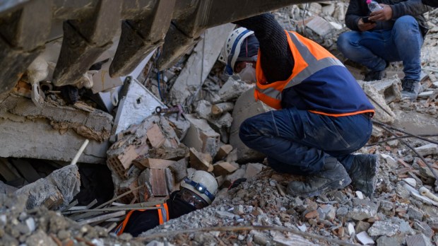 Ratownicy przeszukują gruzy po trzęsieniu ziemi w Turcji