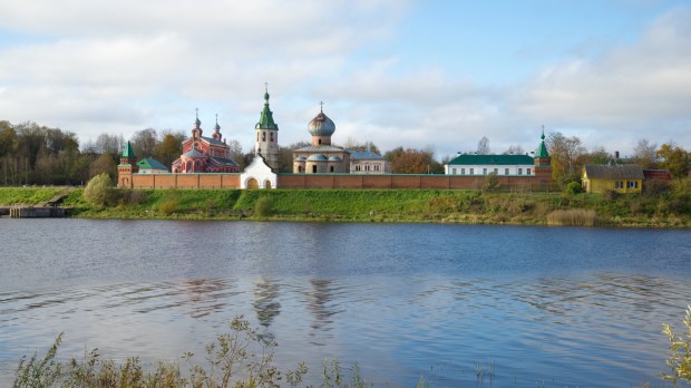 Klasztor nad brzegiem rzeki w Rosji