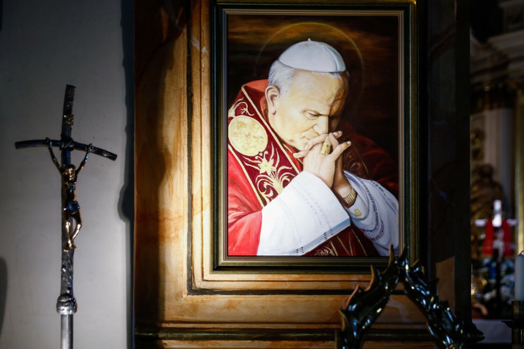 Portret Jana Pawła II w kościele w Wadowicach