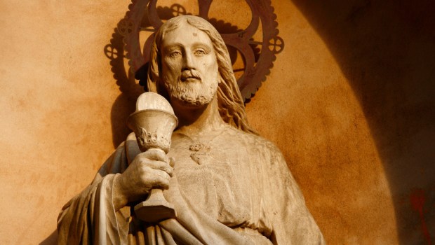 Figura Jezusa Chrystusa o zachodzie słońca