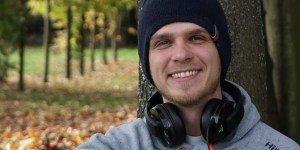Pierwszy raz publicznie zaśpiewał dopiero w seminarium. Teraz wydaje drugą płytę