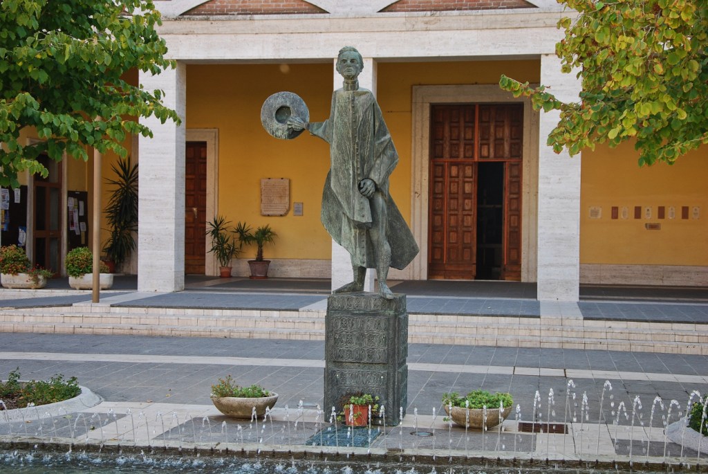 Pomnik Giovanniego Minzoniego przed kościołem św. Mikołaja w miejscowości Argenta