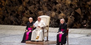 Papież Franciszek: Jezus staje w kolejce z grzesznikami