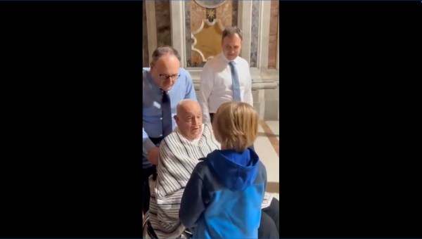 Pope-Francis-in-St.-Peters-Basilica-in-civilian-clothes